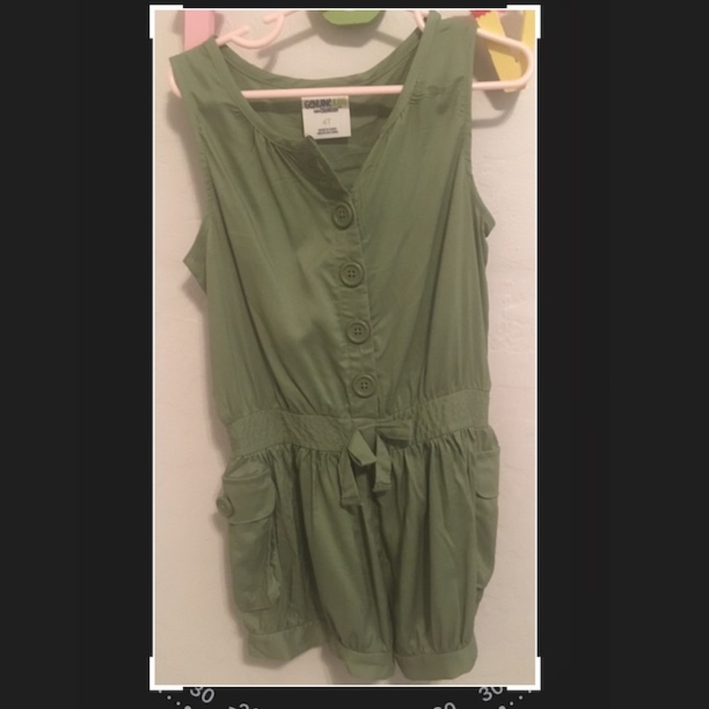 Oshkosh green jumper. 4T Washed once, never worn.